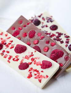 Плитка с ягодами из молочного шоколада
